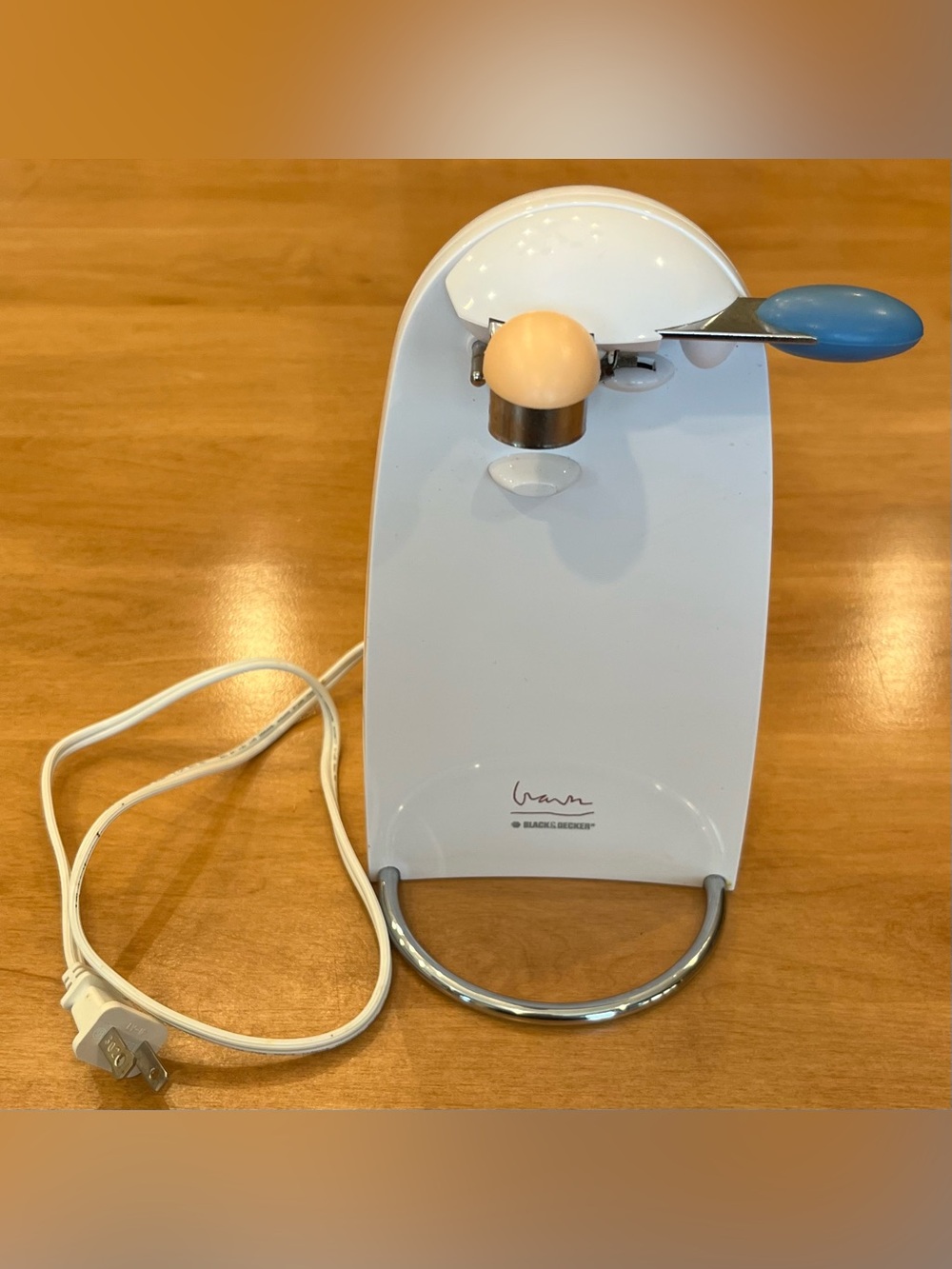 Michael Graves Design countertop electric can opener (Black+Decker model MGD150)